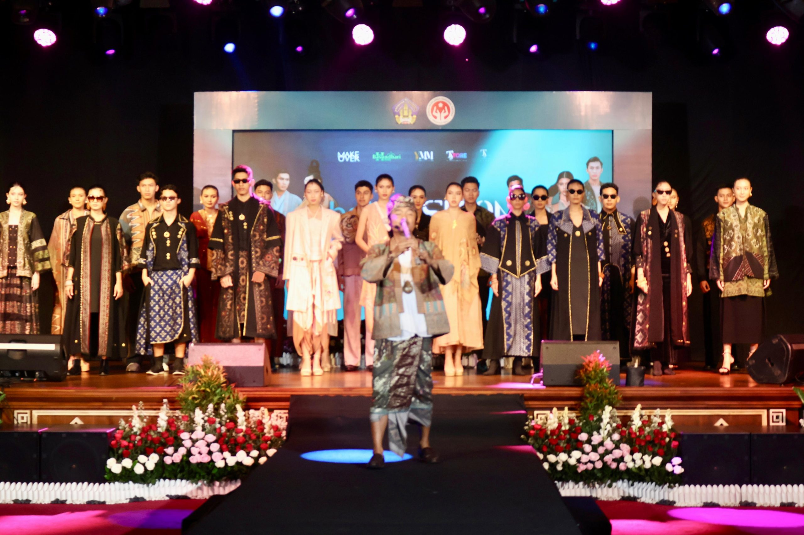 Bali Fashion Parade 2025 tampilkan karya desainer Bali dengan kain tenun endek.