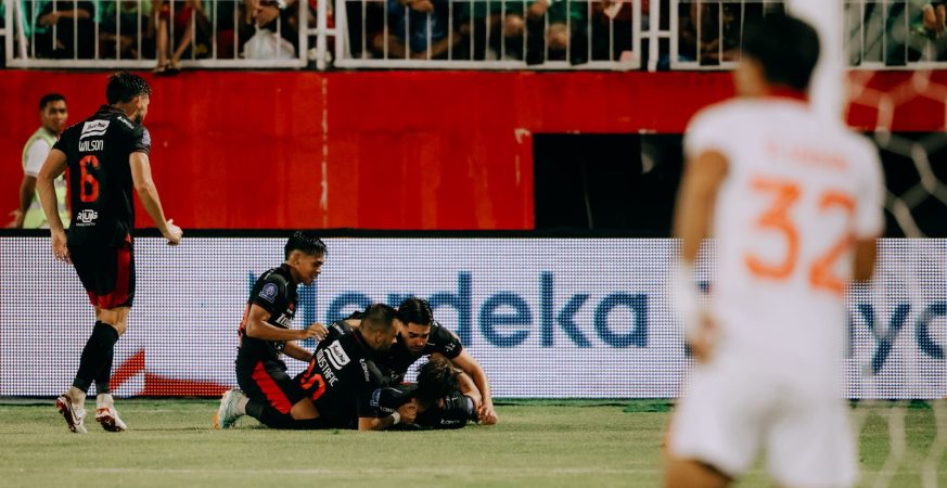 Pemain Bali United selebrasi usai mencetak gol ke gawang Malut United saat laga BRI Super League 2025/26.