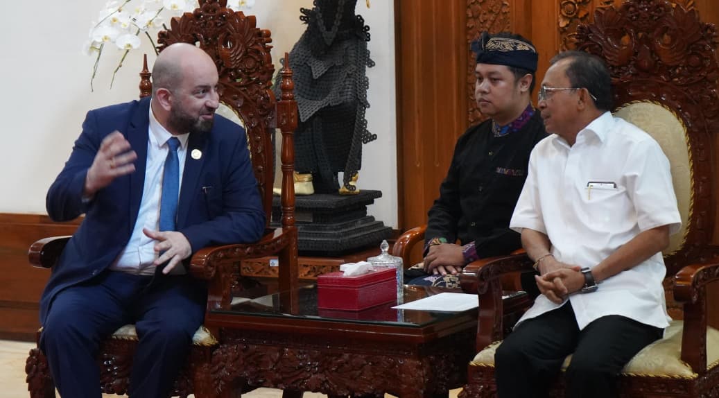 Duta Besar Georgia untuk Indonesia, Tornike Nozadze, bertemu Gubernur Bali Wayan Koster di Denpasar membahas peluang kerja sama, konsulat kehormatan, hingga budaya dan kuliner Bali–Georgia.