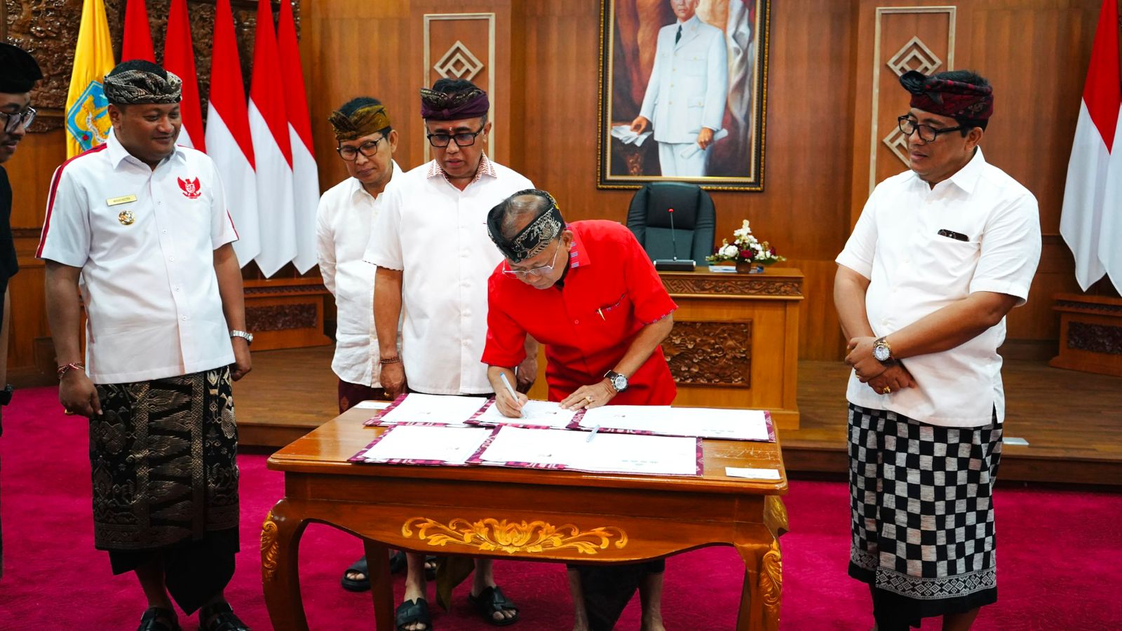 Gubernur Bali Wayan Koster menandatangani kerjasama Trans Metro Dewata 2026 bersama pemerintah daerah Sarbagita di Denpasar.