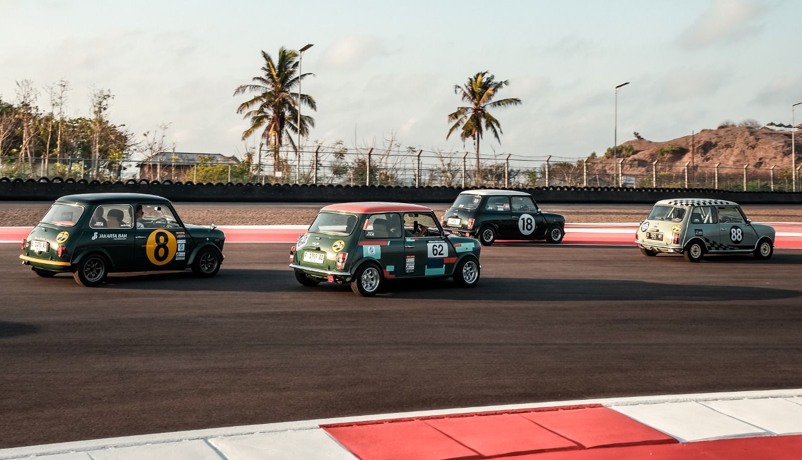 Suasana event di Mandalika International Circuit Lombok dengan parade mobil, lomba lari, dan balap motor sportbike September 2025.