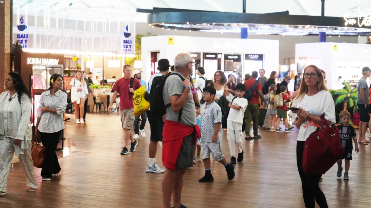 Suasana ramai di Bandara Internasional I Gusti Ngurah Rai, Bali.
