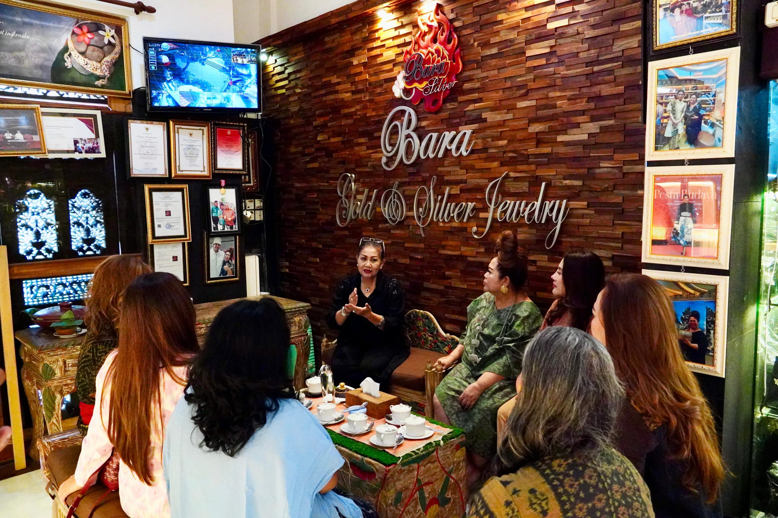 Ketua Dekranasda Bali, Putri Suastini Koster, melihat kerajinan perak di sentra Bara Silver, Desa Celuk.