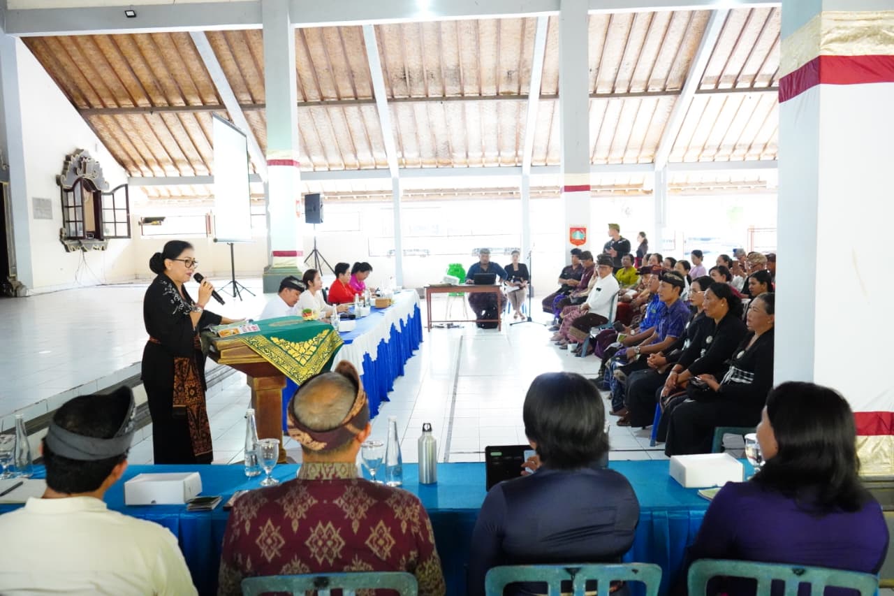 Putri Suastini Koster, Ketua TP PKK Bali, sedang menyampaikan sosialisasi PSBS PADAS kepada masyarakat di Karangasem.