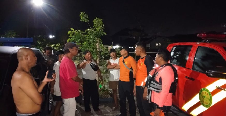 Tim SAR melakukan pencarian orang hilang di Pantai Kelan Badung Bali.