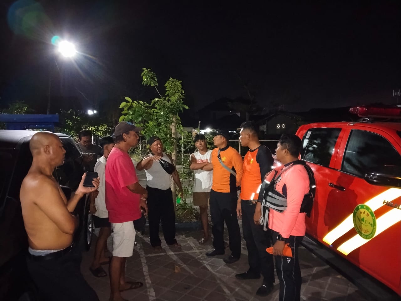 Tim SAR melakukan pencarian orang hilang di Pantai Kelan Badung Bali.
