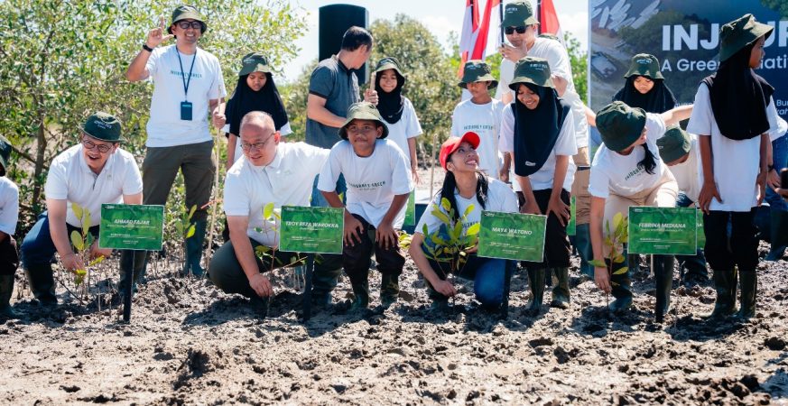 Berikut adalah analisis SEO dari teks yang Anda berikan: Focus Keyphrase Mangrove The Mandalika Meta Description InJourney dan ITDC menanam mangrove di The Mandalika sebagai komitmen menjaga keberlanjutan lingkungan. Kawasan ini akan dikembangkan sebagai Mandalika Mangrove Sanctuary, pusat ekowisata dan konservasi. Alt Text Maya Watono, Direktur Utama InJourney, sedang menanam bibit mangrove saat acara InJourney Green di The Mandalika, Lombok.