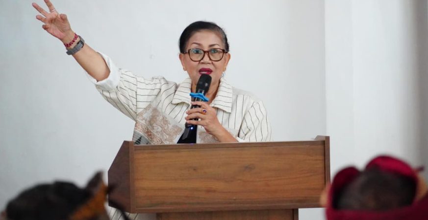 Ibu Putri Koster sedang memberikan sosialisasi PSBS PADAS di Kabupaten Karangasem, Bali.