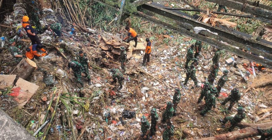 Tim SAR Gabungan lakukan pencarian korban banjir di sungai Desa Kaba Kaba, Tabanan.
