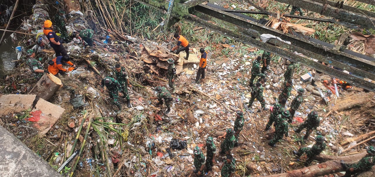 Tim SAR Gabungan lakukan pencarian korban banjir di sungai Desa Kaba Kaba, Tabanan.