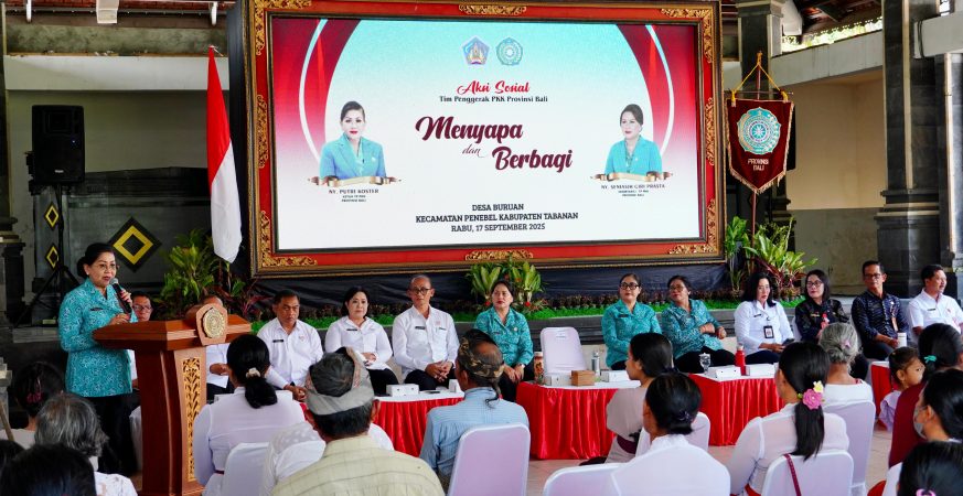 Putri Koster, Ketua PKK Bali, sedang menyampaikan ajakan bergotong royong mengelola sampah kepada masyarakat di Tabanan.