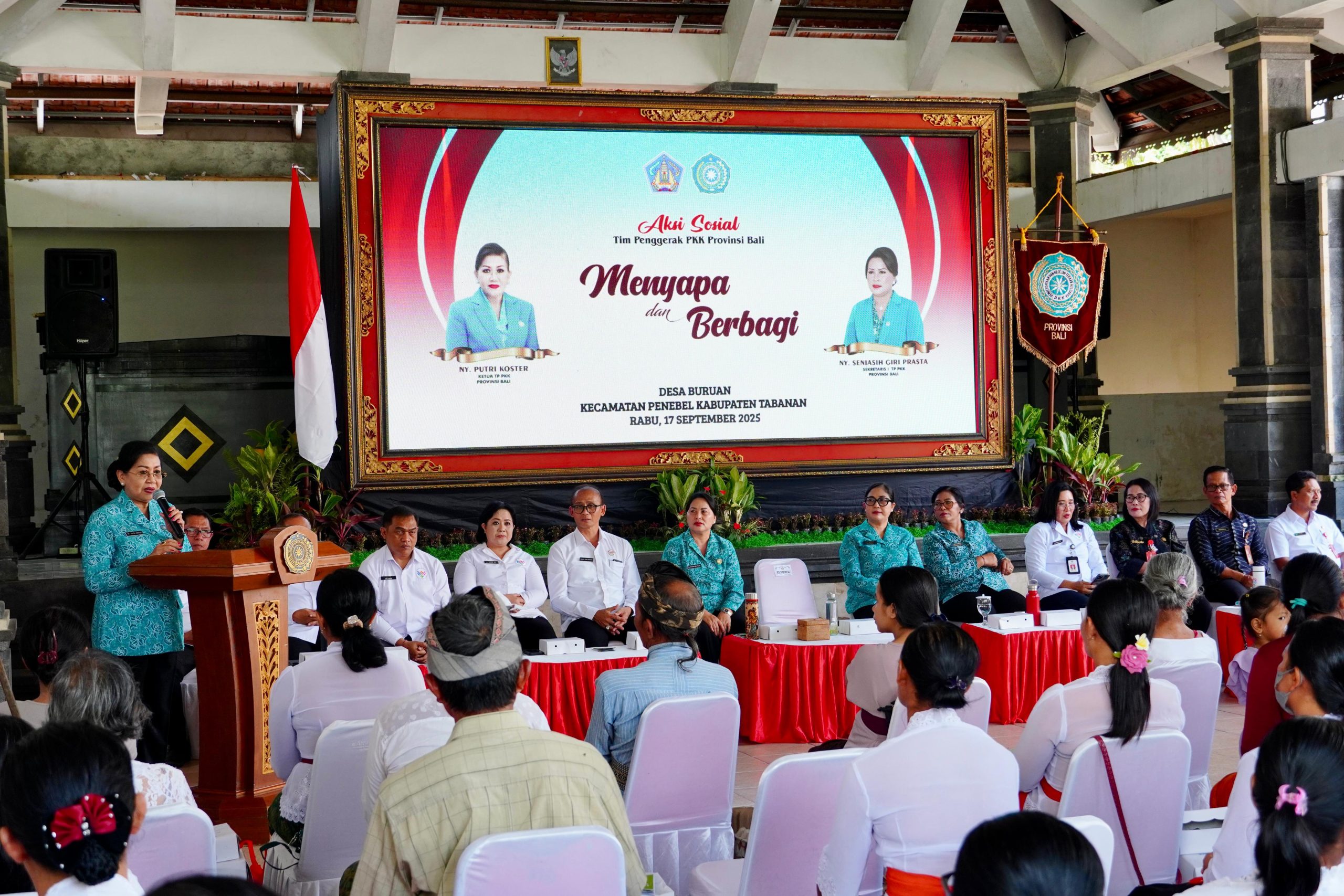 Putri Koster, Ketua PKK Bali, sedang menyampaikan ajakan bergotong royong mengelola sampah kepada masyarakat di Tabanan.