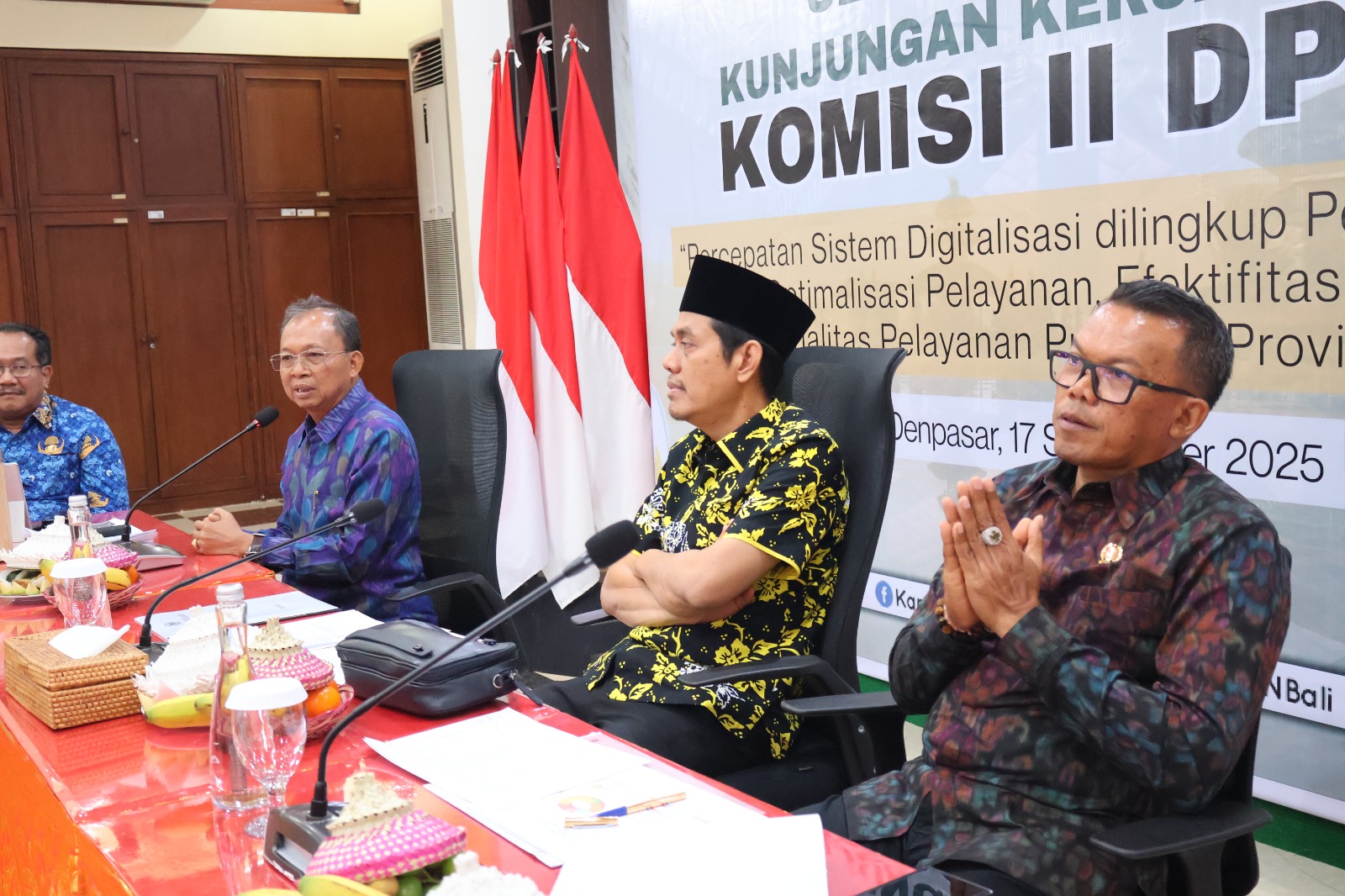 Gubernur Bali Wayan Koster bersama Komisi II DPR RI bahas percepatan digitalisasi pemerintahan di Bali.
