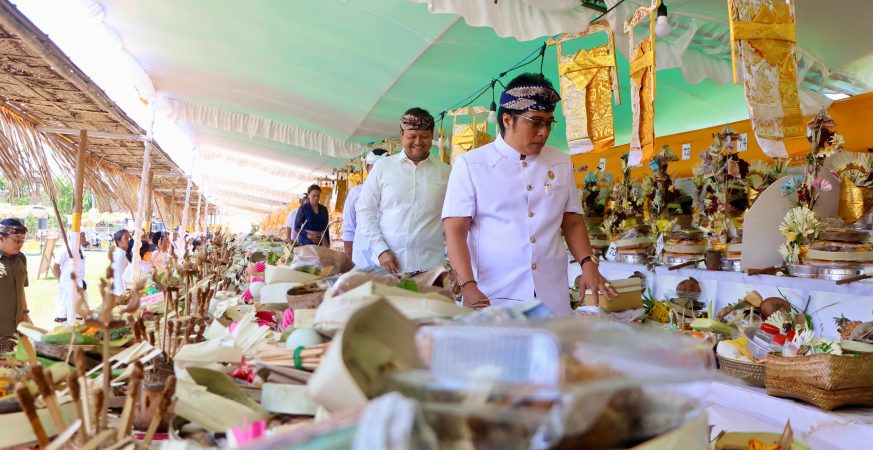 Giri Prasta hadiri karya yadnya massal di Desa Adat Kapal Mengwi Badung.