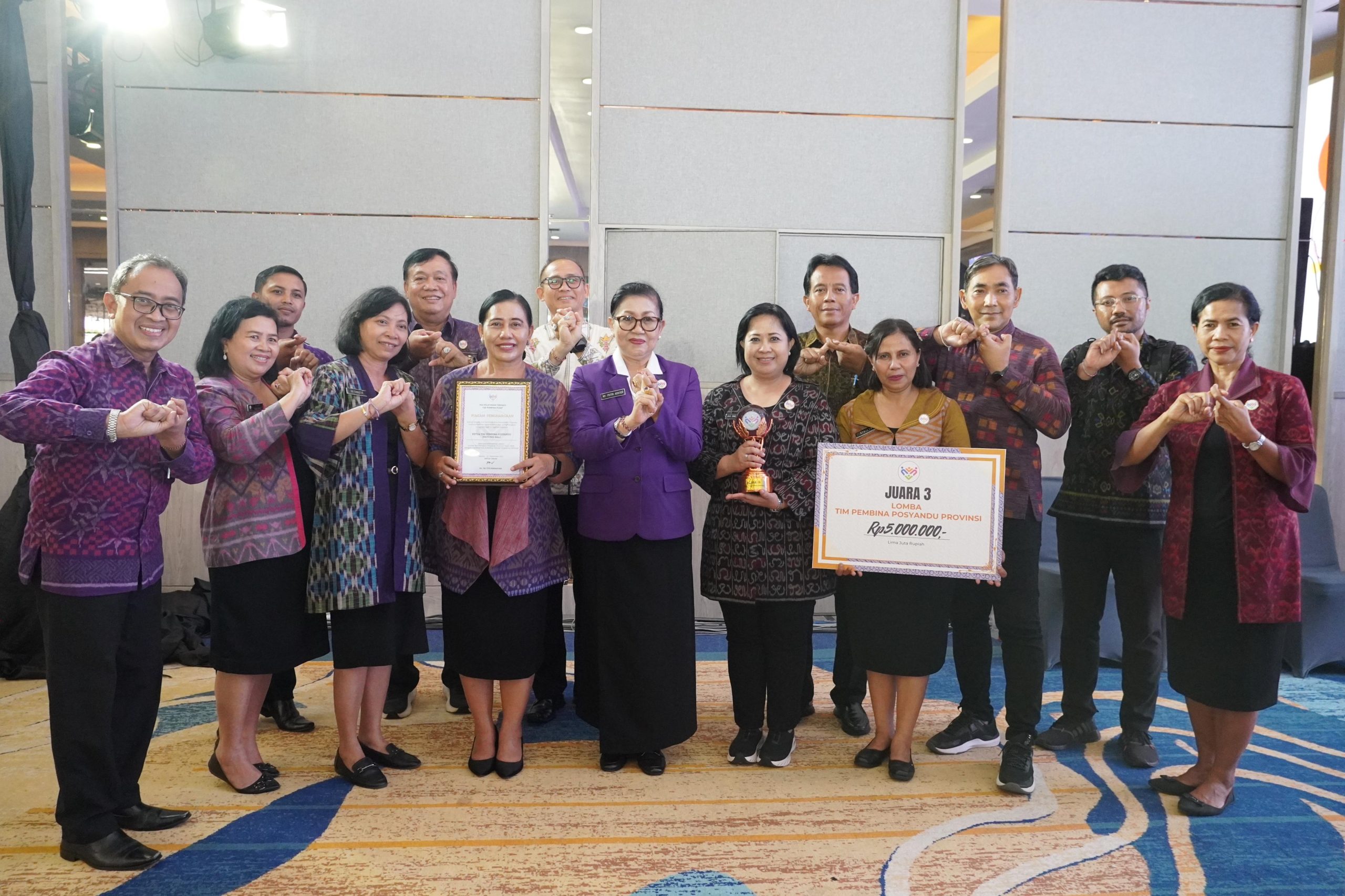 Ny. Putri Suastini Koster, Ketua TP Posyandu Bali, menerima penghargaan Juara III Lomba Tim Pembina Posyandu Nasional di Jakarta.