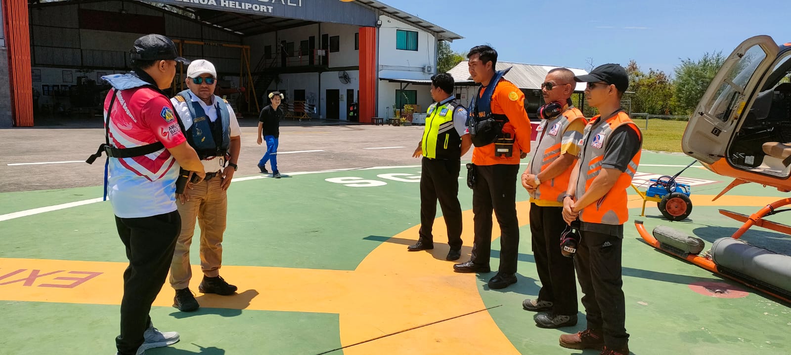 Tim SAR gabungan dari Basarnas Bali dan Polair sedang melakukan pencarian di perairan Pantai Legian menggunakan rubber boat.