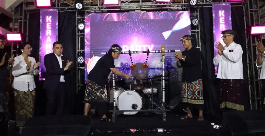 Wakil Gubernur Bali I Nyoman Giri Prasta sedang memukul alat musik (neng-neng) untuk meresmikan pembukaan pentas seni dan bazar Sekaa Teruna.