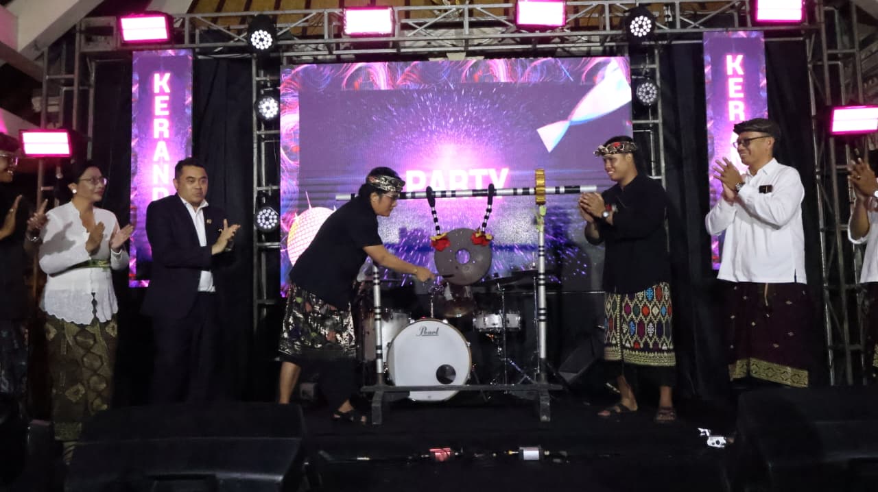 Wakil Gubernur Bali I Nyoman Giri Prasta sedang memukul alat musik (neng-neng) untuk meresmikan pembukaan pentas seni dan bazar Sekaa Teruna.