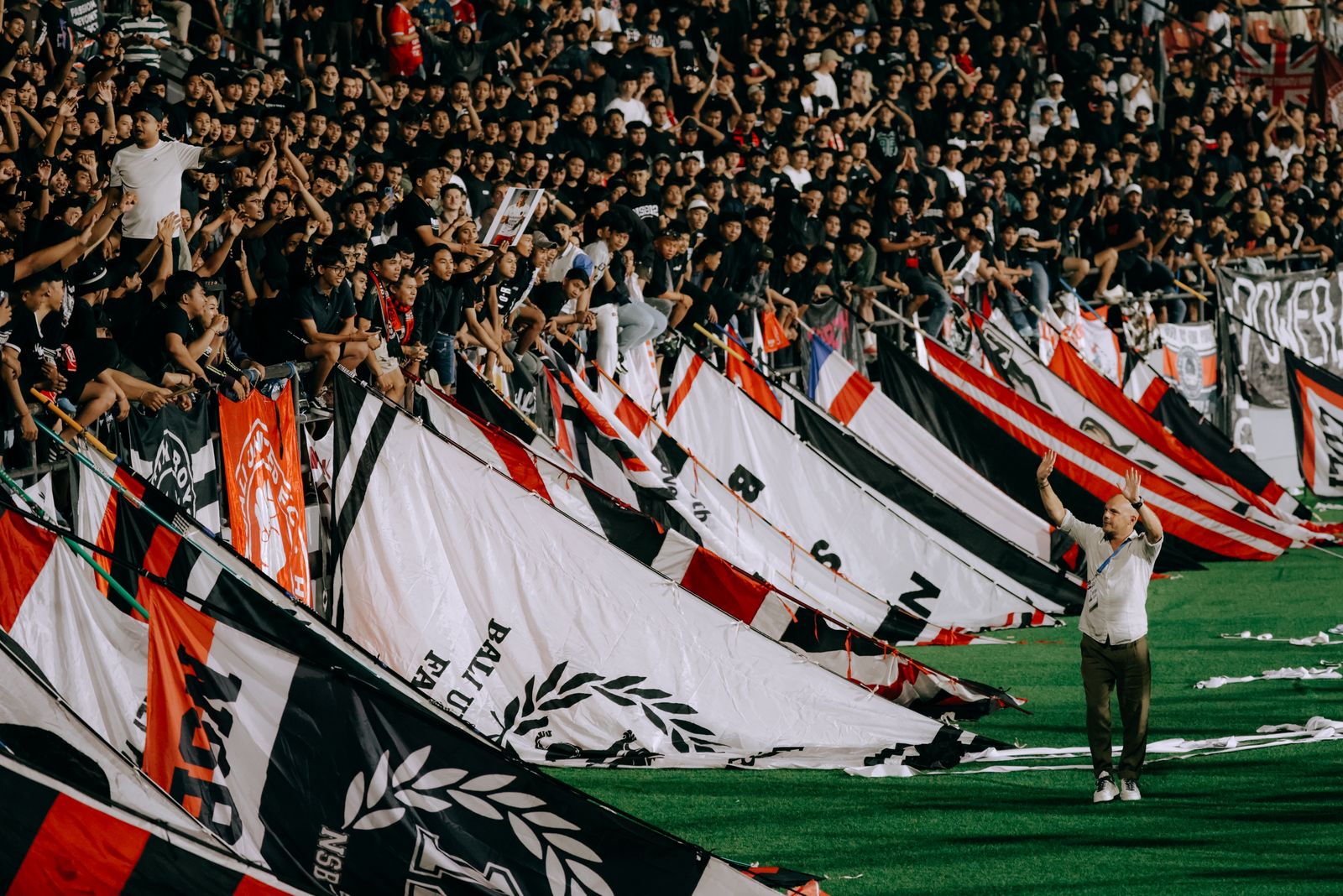 Johnny Jansen rayakan kemenangan Bali United bersama suporter di Stadion Kapten I Wayan Dipta.