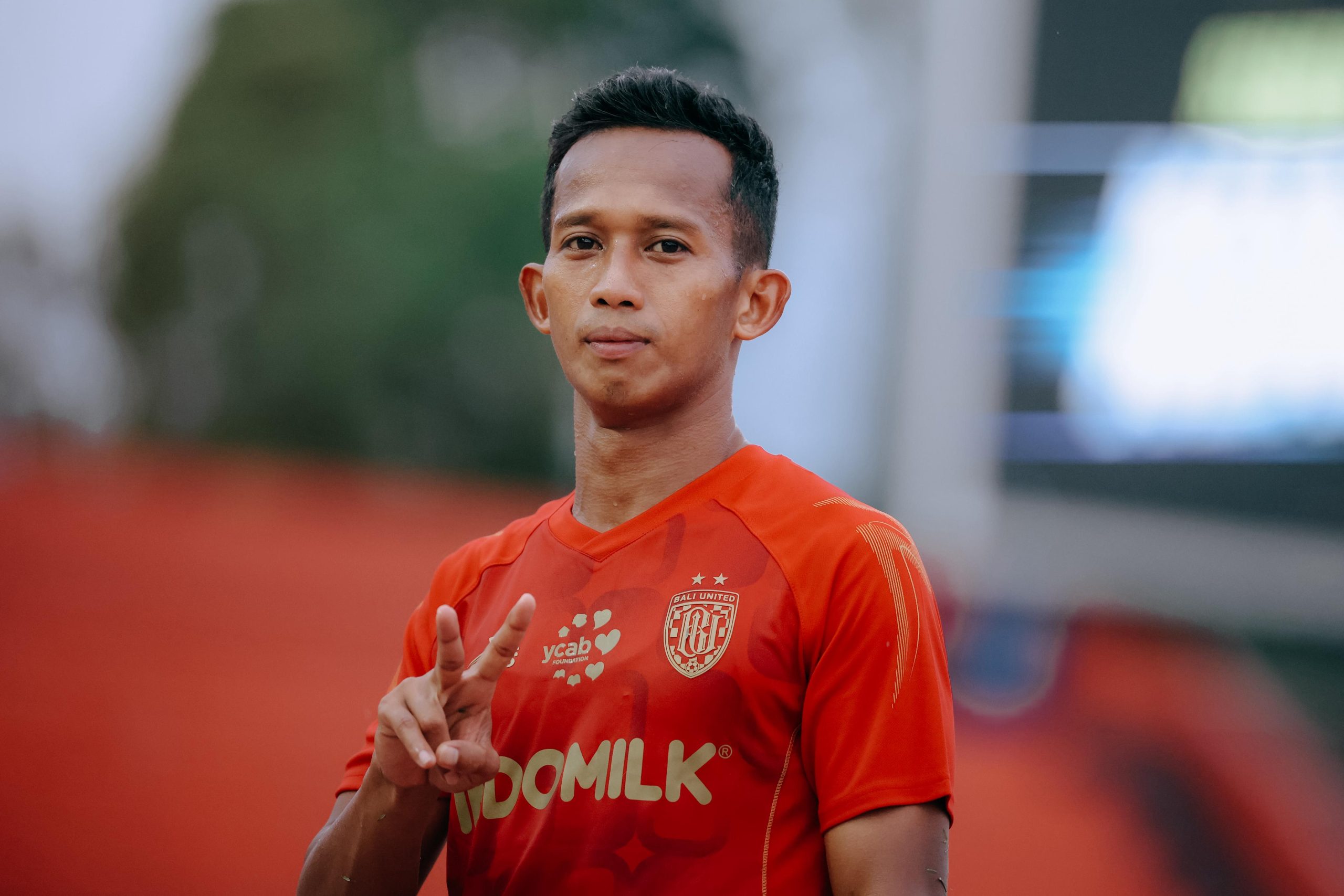 Penyerang Bali United, Rahmat, sedang berlatih dan menunjukkan performa impresif di sesi latihan tim.