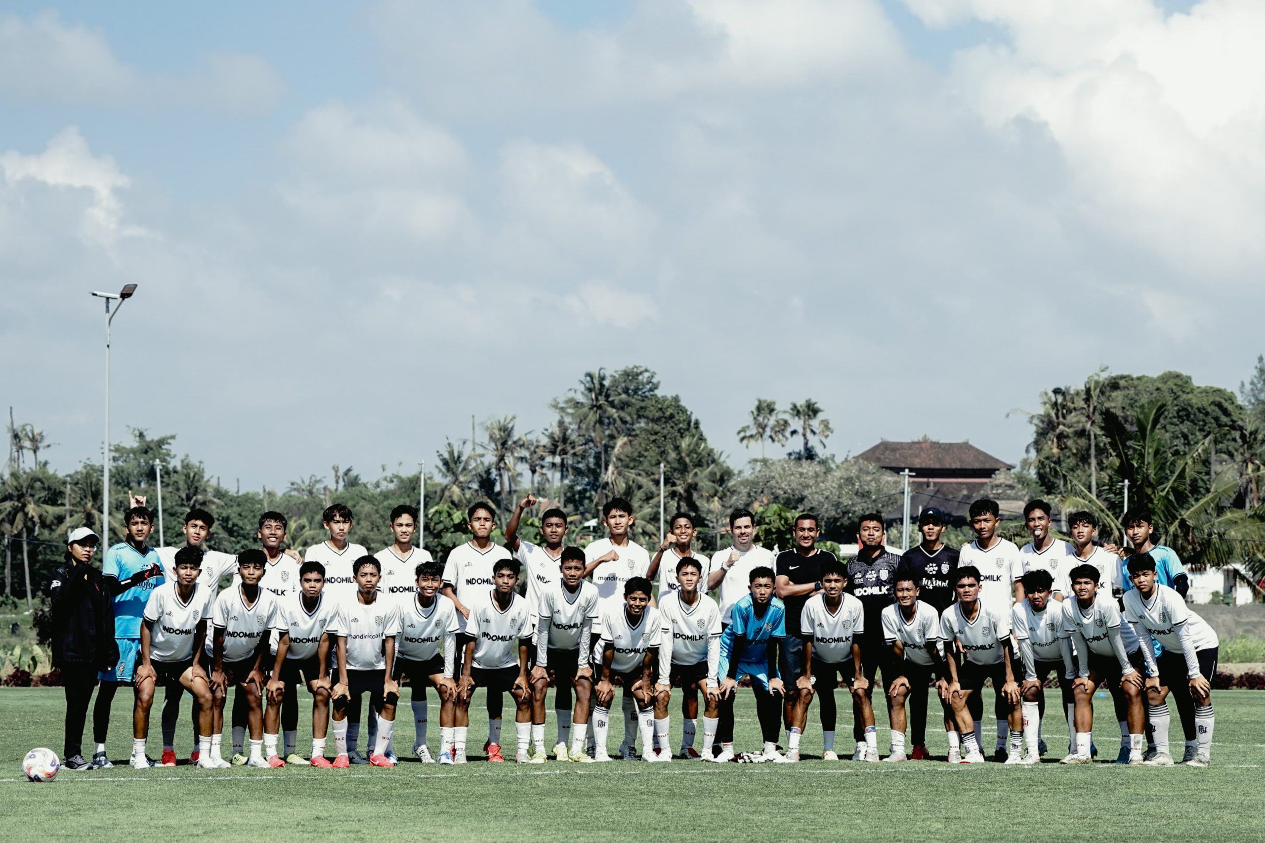 Bali United Youth foto bersama usai jalani latihan metode Ekkono dari Spanyol jelang EPA Super League 2025/26.