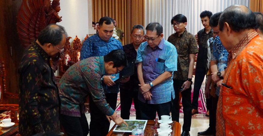 Gubernur Bali Wayan Koster dan Bupati Badung Adi Arnawa instruksikan pembongkaran pagar GWK yang menutup akses warga Ungasan.