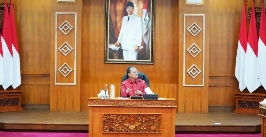 Gubernur Bali Wayan Koster pimpin rapat koordinasi pembangunan infrastruktur strategis Bali 2026 di Denpasar.