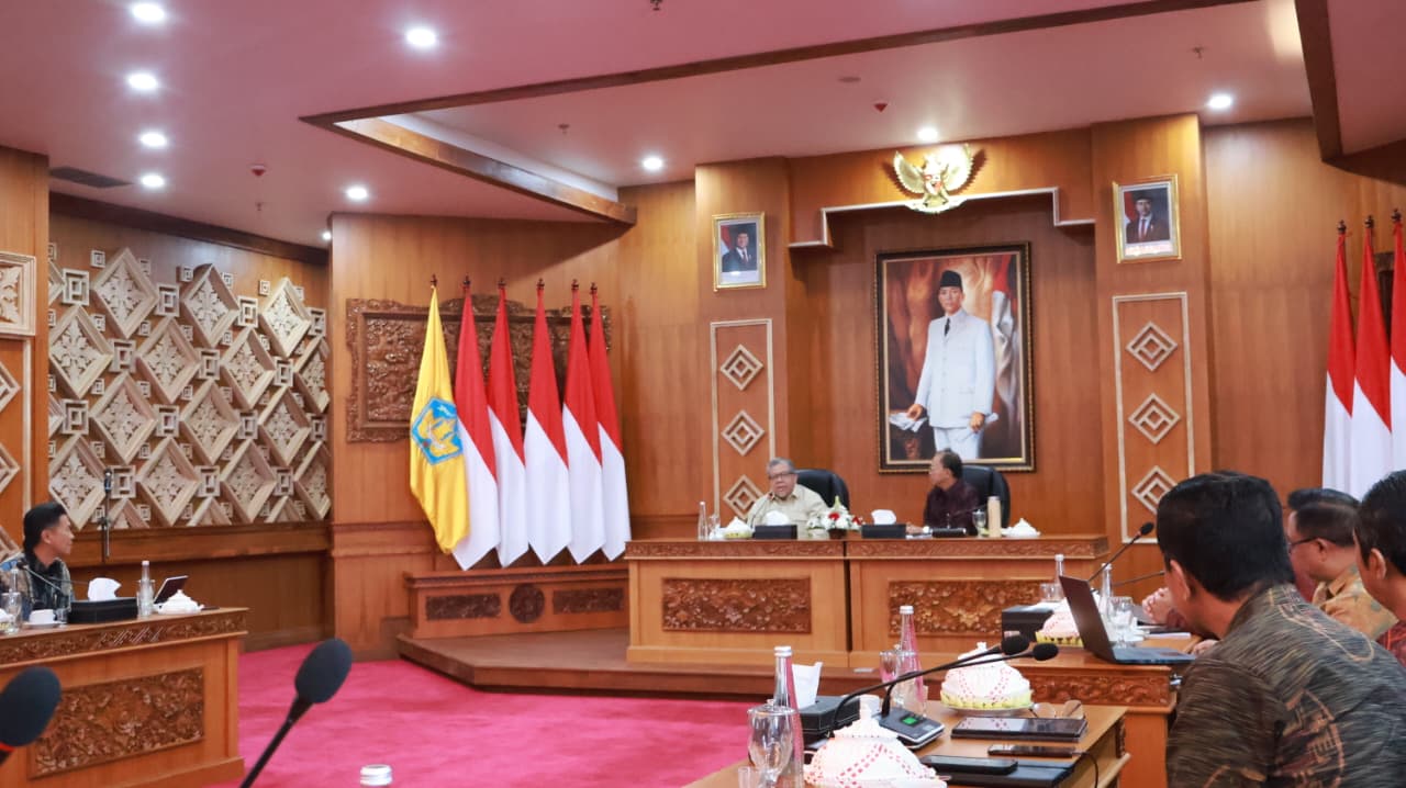Gubernur Bali Wayan Koster dan Wamen Perumahan Fahri Hamzah bahas penanganan RTLH dan pemukiman kumuh di Bali.