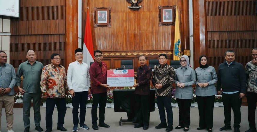 Gubernur Bali Wayan Koster menerima bantuan sosial dari Komisi VIII DPR RI di Denpasar sebagai dukungan pemulihan pascabanjir.