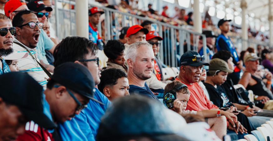 Suasana Pertamina Grand Prix of Indonesia 2025 di Mandalika dengan penonton memenuhi tribun dan pemandangan Lombok Tengah.