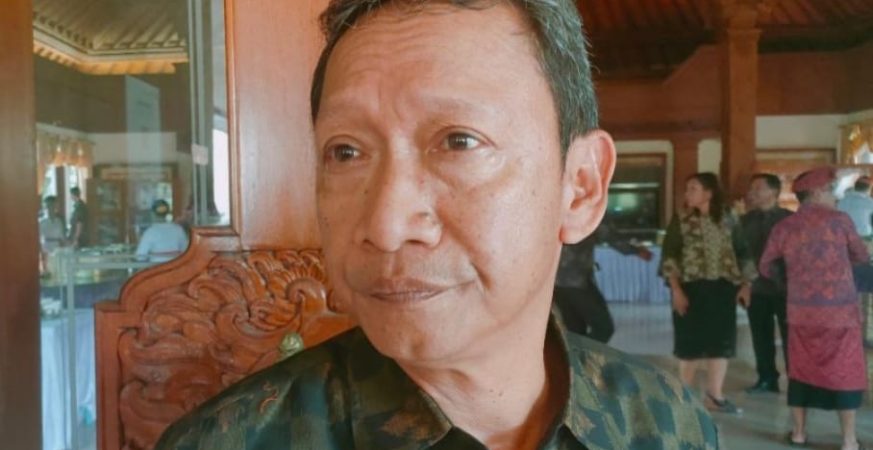 Plt. Kepala Dinas Perhubungan Bali, Nusakti Yasa Weda, memberikan pernyataan pers terkait status pembangunan Bandara Bali Utara.