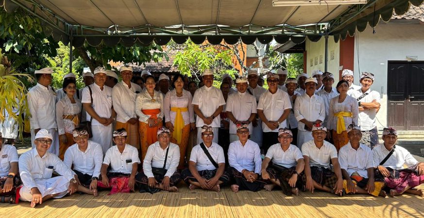 Sekda Bali menghadiri Lomba Gebogan Buah Lokal di Pura Swagina sebagai dukungan terhadap pelestarian lingkungan berbasis budaya.