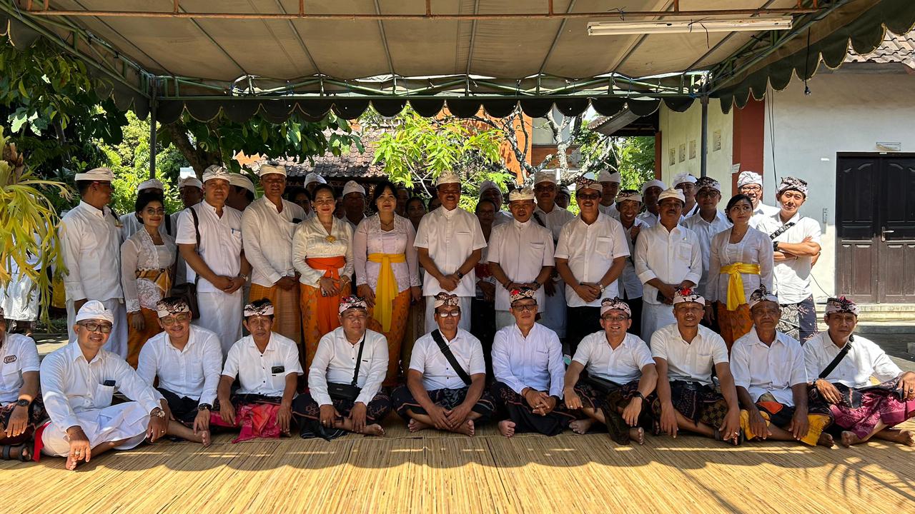 Sekda Bali menghadiri Lomba Gebogan Buah Lokal di Pura Swagina sebagai dukungan terhadap pelestarian lingkungan berbasis budaya.