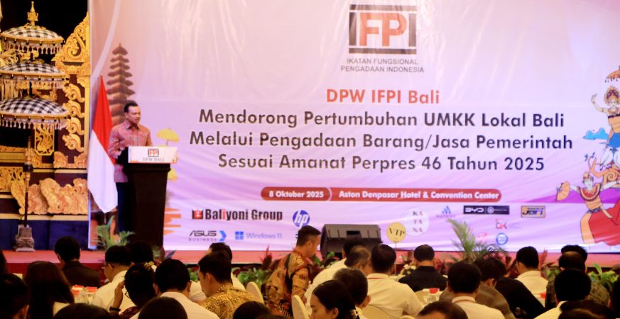 Sekda Dewa Made Indra membuka Seminar Pengadaan Barang/Jasa DPW IFPI Bali di Denpasar dan menegaskan pentingnya integritas dalam proses pengadaan pemerintah.