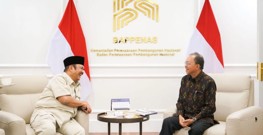 Gubernur Bali Wayan Koster berdiskusi dengan Menteri PPN Rachmat Pambudy di Jakarta membahas dukungan anggaran percepatan pembangunan Bali berkelanjutan.