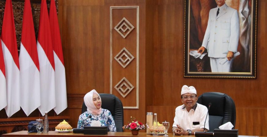Gubernur Bali Wayan Koster dan Kepala BMKG Dwikorita Karnawati berdiskusi di Denpasar membahas strategi mitigasi bencana menghadapi musim hujan 2026.