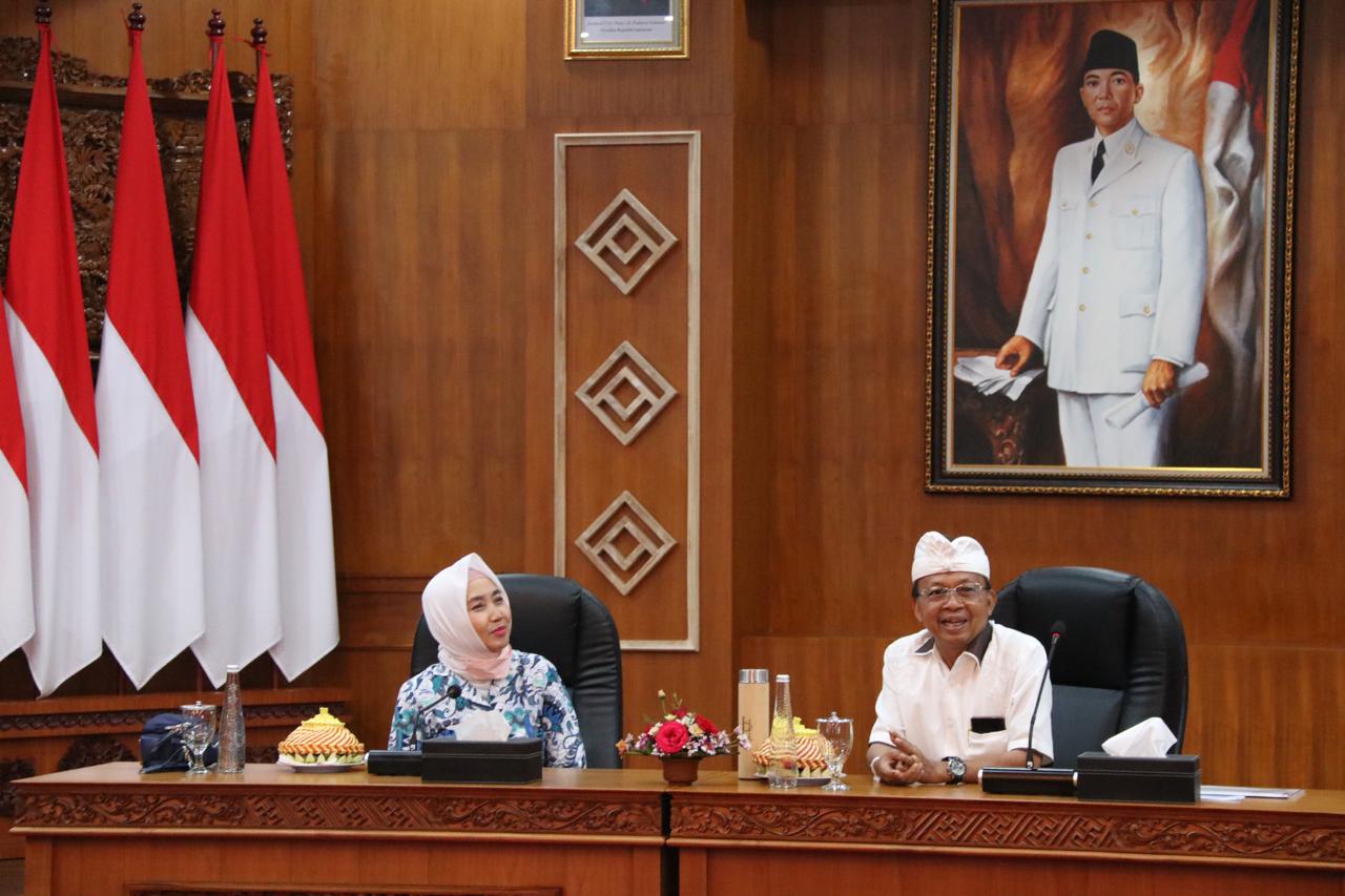 Gubernur Bali Wayan Koster dan Kepala BMKG Dwikorita Karnawati berdiskusi di Denpasar membahas strategi mitigasi bencana menghadapi musim hujan 2026.