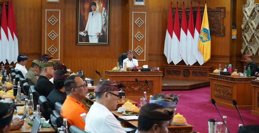 Gubernur Bali Wayan Koster pimpin rapat penguatan perlindungan wisatawan dan WNA di Denpasar.