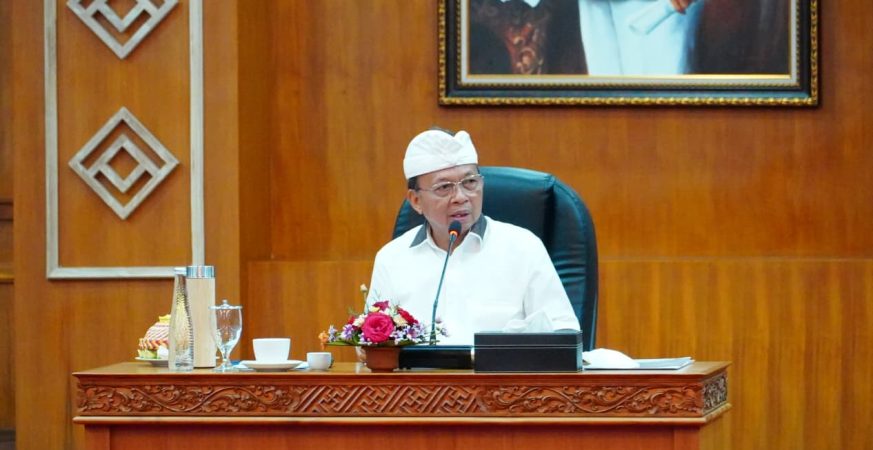 Gubernur Bali Wayan Koster memimpin rapat evaluasi OSS RBA di Jayasabha Denpasar bersama jajaran pemerintah daerah.