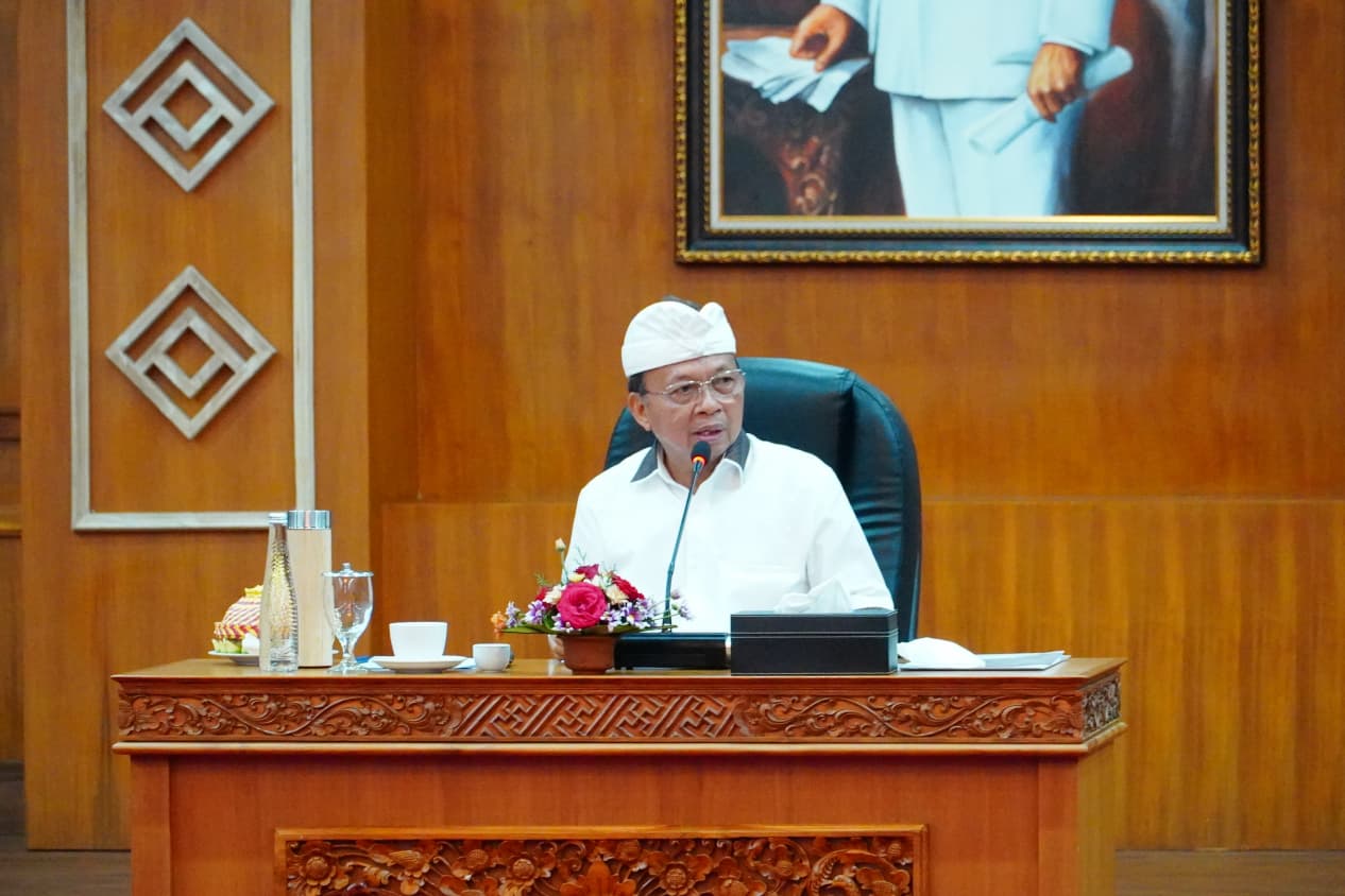 Gubernur Bali Wayan Koster memimpin rapat evaluasi OSS RBA di Jayasabha Denpasar bersama jajaran pemerintah daerah.