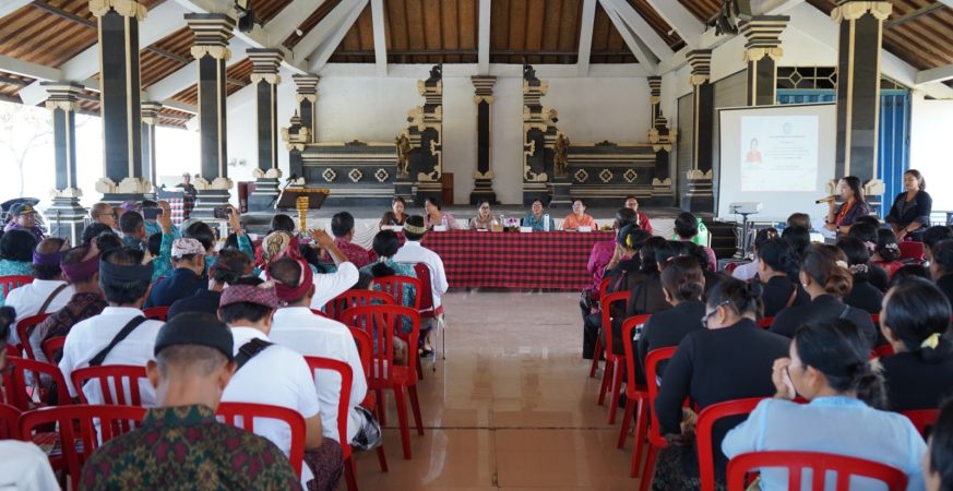 Putri Koster memberikan sosialisasi Pengelolaan Sampah Berbasis Sumber Palemahan Kedas (PSBS PADAS) di Selemadeg, Tabanan.