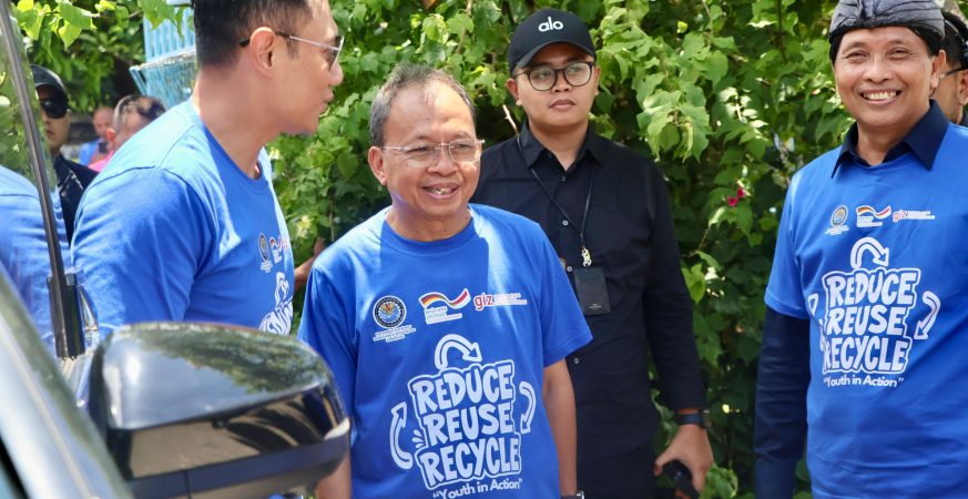 Gubernur Bali Wayan Koster dan Menko Infrastruktur AHY dalam acara Green Infrastructure Initiative Waste Clean Up di Batu Lumbang Mangrove Bali.