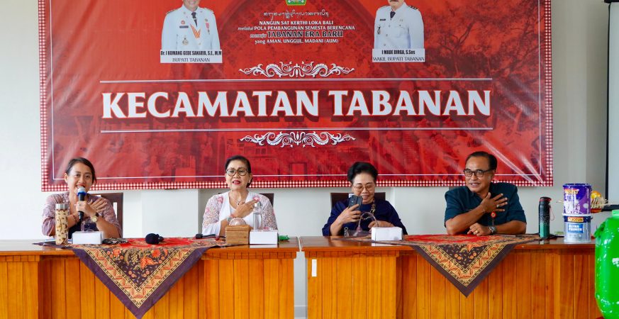 Putri Koster saat memberikan arahan dalam sosialisasi pengelolaan sampah berbasis sumber di Tabanan.