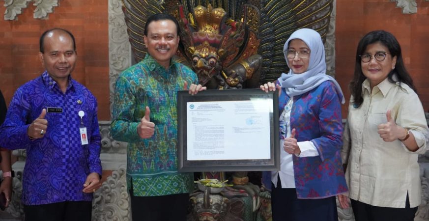 Penyerahan sertifikat akreditasi Laboratorium Lingkungan Hidup Provinsi Bali oleh KAN dan KLHK di Denpasar.