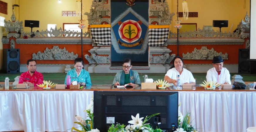 Putri Koster sosialisasi pengelolaan sampah berbasis sumber dan pembatasan plastik sekali pakai di Buleleng.