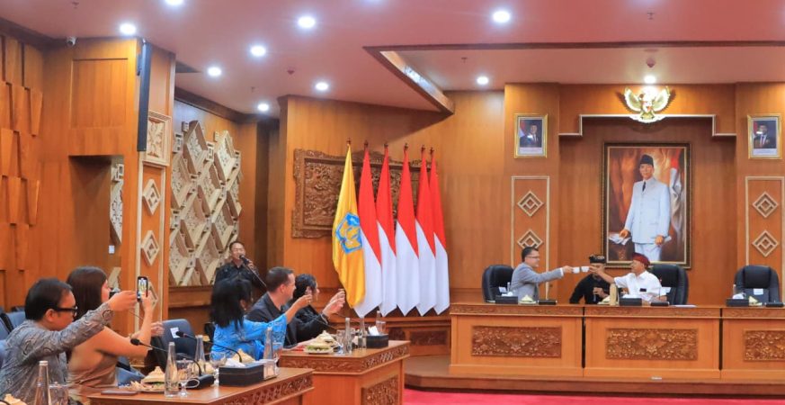 Gubernur Bali Wayan Koster bersama delegasi DPR Negara Bagian Arizona bahas kerja sama ekonomi dan investasi di Denpasar.