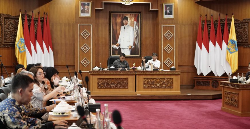 Gubernur Bali Wayan Koster bersama Ketua BKSAP DPR RI Mardani Ali Sera membahas diplomasi budaya dan pembangunan lestari di Gedung Jayasabha Denpasar.