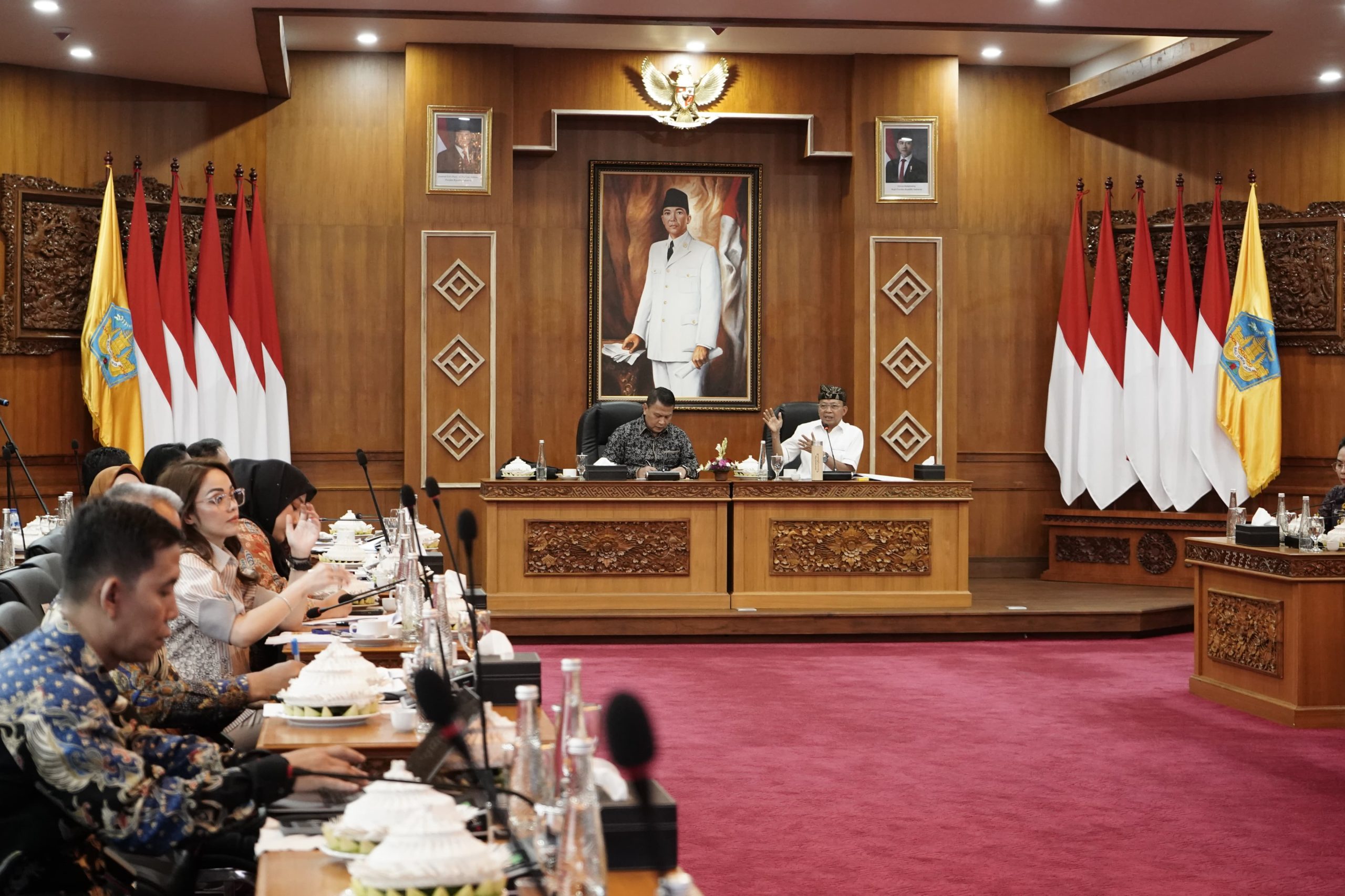 Gubernur Bali Wayan Koster bersama Ketua BKSAP DPR RI Mardani Ali Sera membahas diplomasi budaya dan pembangunan lestari di Gedung Jayasabha Denpasar.