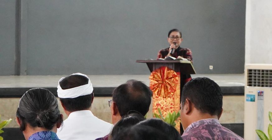 Putri Koster sosialisasi pengelolaan sampah berbasis sumber di Buleleng Bali.