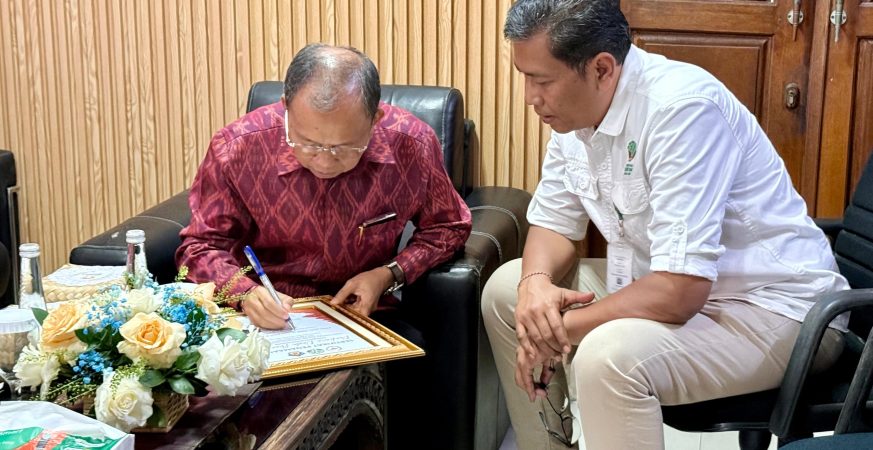 Gubernur Bali Wayan Koster bersama Komisi IV DPR RI dan Menteri Kehutanan Raja Juli Antoni dalam diskusi repatriasi satwa liar di BKSDA Bali.